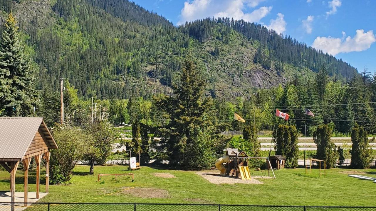Sicamous Rv & Cabin Resort Malakwa 外观 照片